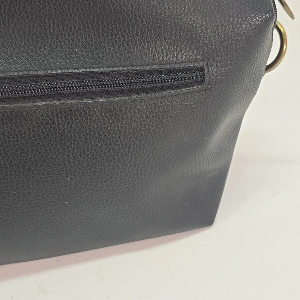 Liz Claiborne Black Leather Shoulder Bag Gold Hardware Logo‎ Women's Handbag